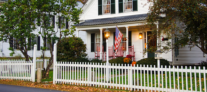 vinyl vs wood fencing curb appeal